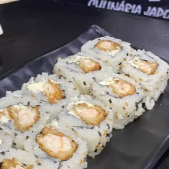 Shari com gergelim torrado, nori, bastante cream chesse e camarão empanado. Finalizados com cebolinha. Acompanha 20ml de teriaky e shoyu sache