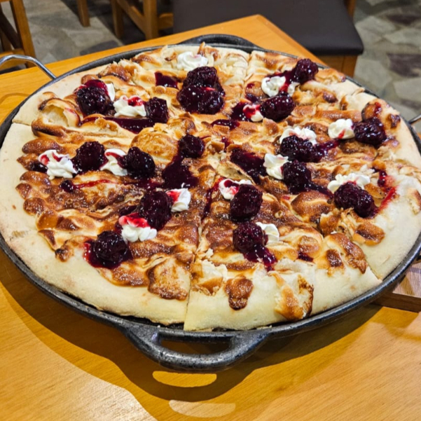 Chocolate branco caramelizado, cream cheese em gotas e uma deliciosa polpa de amora.