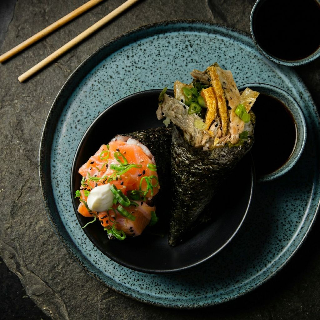 Um temaki tradicional + um temaki skin crocante, combinação perfeita entre frescor e sabor marcante. #temaki #temakiskin #japadelivery #sushitime