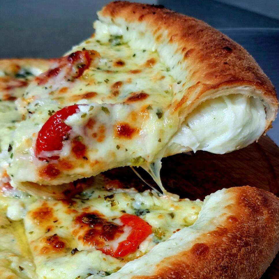 Pizza Broto Tradicional de 24cm, montada e assada na hora. Sabor único ou meio/meio.
* Peso: +/- 400 a 700g (dependendo do sabor(es) escolhido(s))