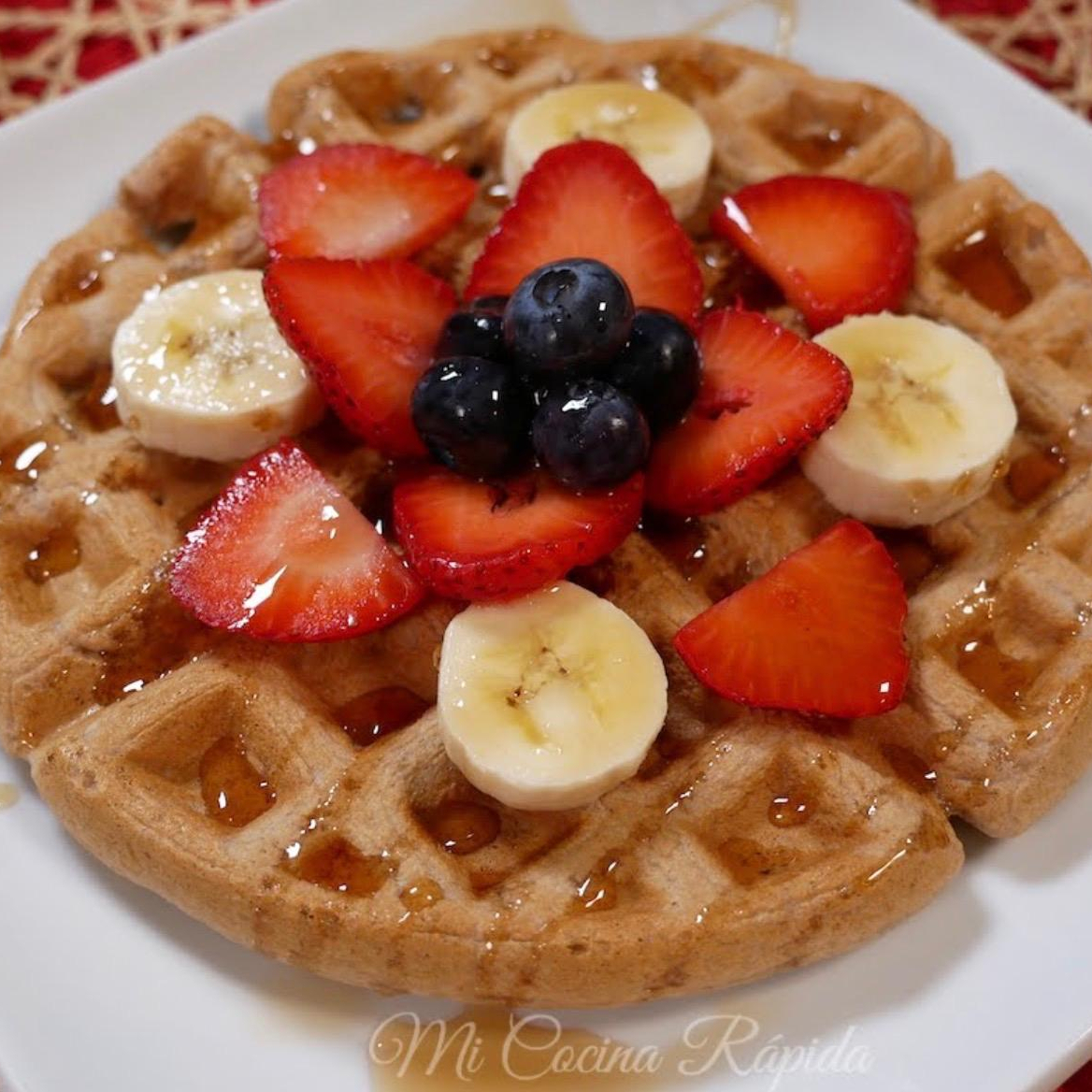 waffle con nutella y frutos rojos, platano 2pz