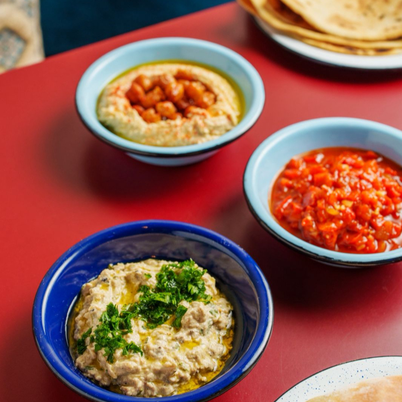 Hummus, babaganush e matbucha. Acompanha uma pita ou uma lafa da casa.