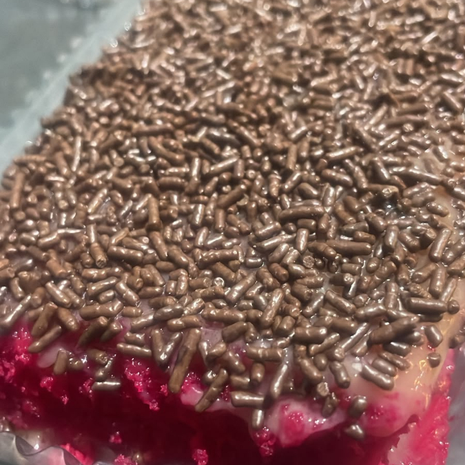 Bolo frutas vermelhas com recheio doce de leite (cobertura de chocolate com granulado)
