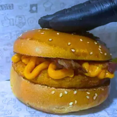Pão de Brioche, Hambúrguer de Frango Empanado, Cheddar e Bacon