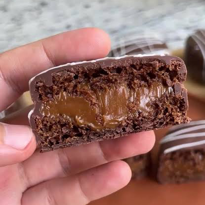 Pão de mel macio e super saboroso preparado com melhores igredientes e com especiarias que vão te dar uma experiencia unica de um pão de mel perfeito com casquinha crocante de chocolate recheado com nosso brigadeiro de chocolate cremorso. . . ##tag entrega rapida , desconto , promoção , 0,99 , 0800 , off , cupom , barato , preço baixo , doces , brigadeiros , bolos , docinhos , kit festa , aniversario , bolo no pote , chocolate , morango , bombom de morango , sobremesas natalinas , Nutella , copo da felicidade , Ninho , brownier , confeitaria , doceria , lanche , torta de frango , gourmet , bombom , piscina , ganache , caseiro , vovo , bento cake , trufas , banoffe , pudim , pave , doce de leite , pao de mel , diet , sem açucar , gelado , picolé , sorvete , Oreo , ferrero , cheese cake , cream chese , Catupiry , pão de mel , bolo , caseirinhos , mini , cascão , cone , cone trufado , bala delicia , salgadinho , empada , kibe , queijo , lanche , combo , Ninho com morango ,