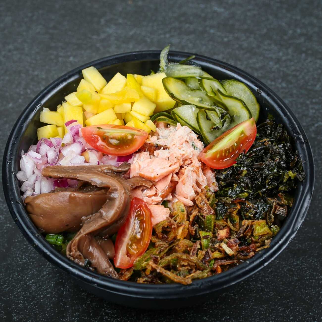 Shari (arroz japones), salmão grelhado, shimeji, manga, morango, tomate cereja, cebola roxa, batata crispy , couve crispy, alho poro ,cebolinha, cream cheese e gergilim . Não alteramos itens, caso queira retiramos algum item, somente.