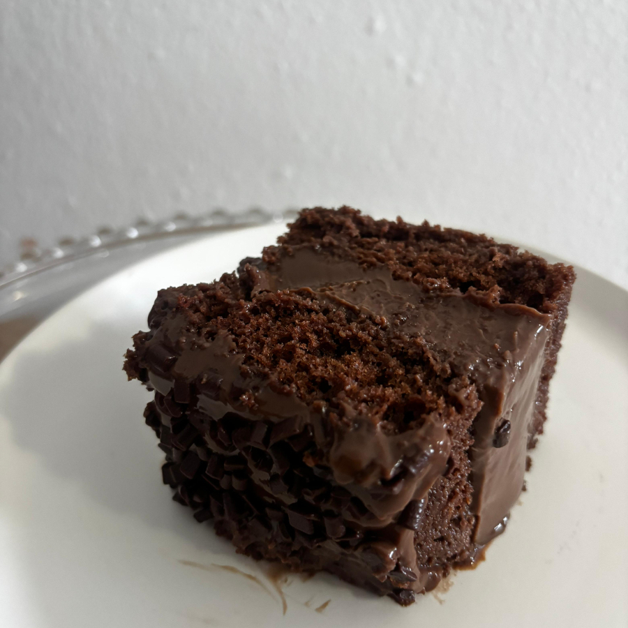 Massa de chocolate bem fofinha e molhadinha, com um recheio cremoso de chocolate. Peso aprox. 190g