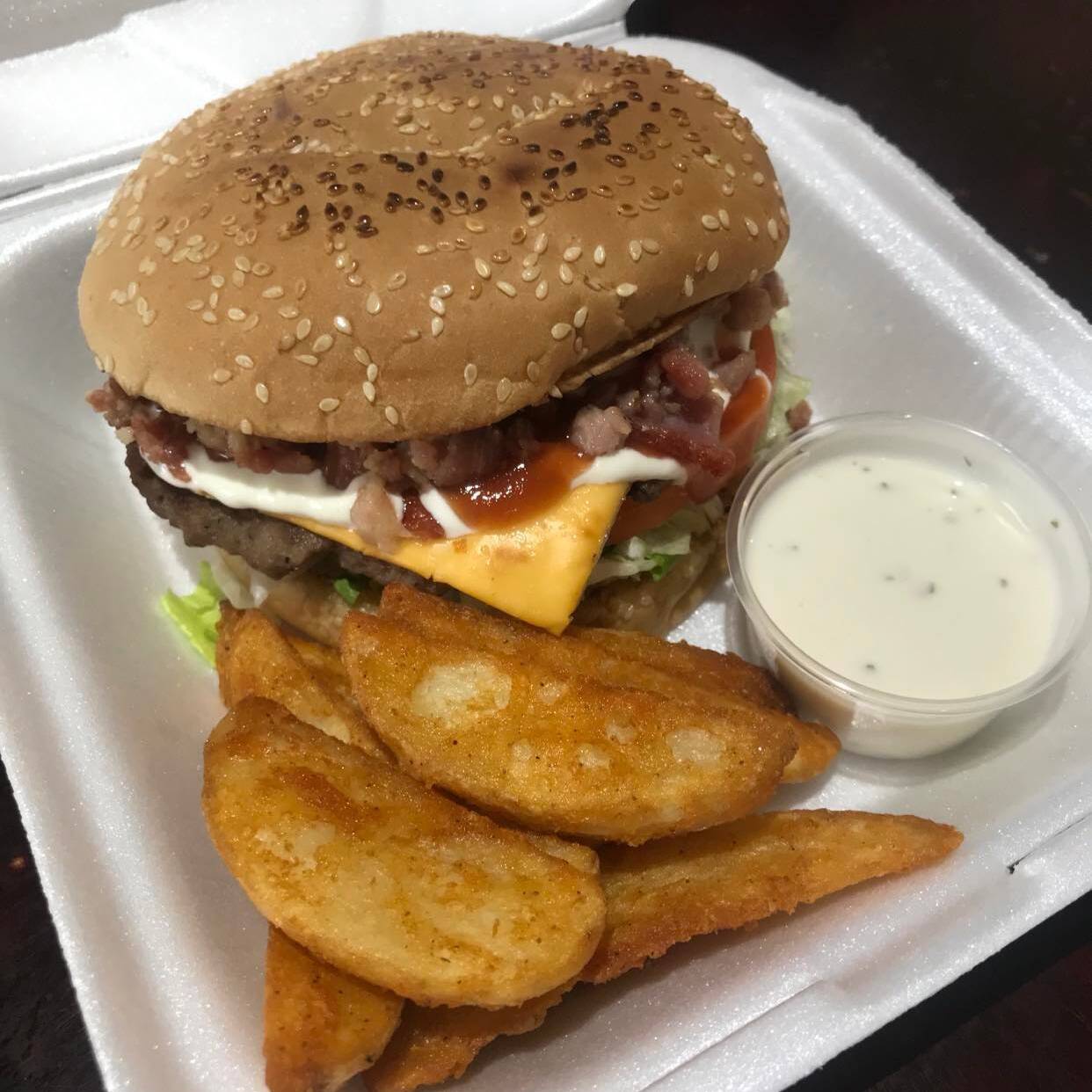 HAMBURGUESA SENCILLA CON PAPAS SAZONADAS