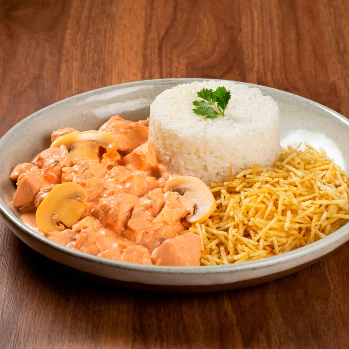 Com arroz e batata palha.