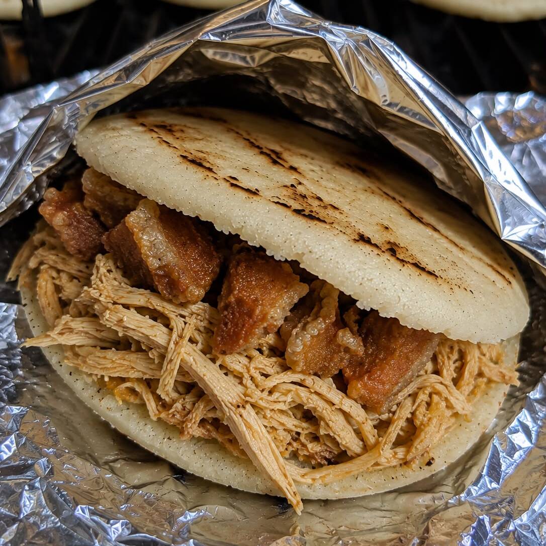 Arepa Pollo y Chicharrón