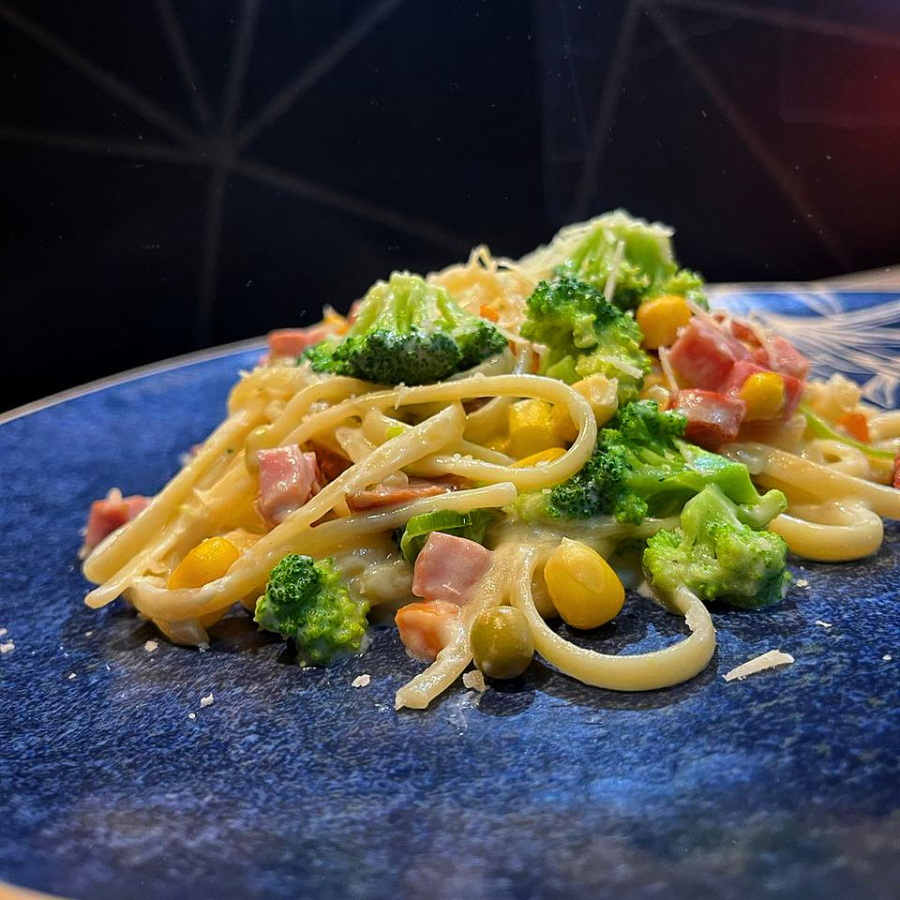 Linguine, brócolis, milho ervilha, presunto em cubos, finalizado ao molho branco.