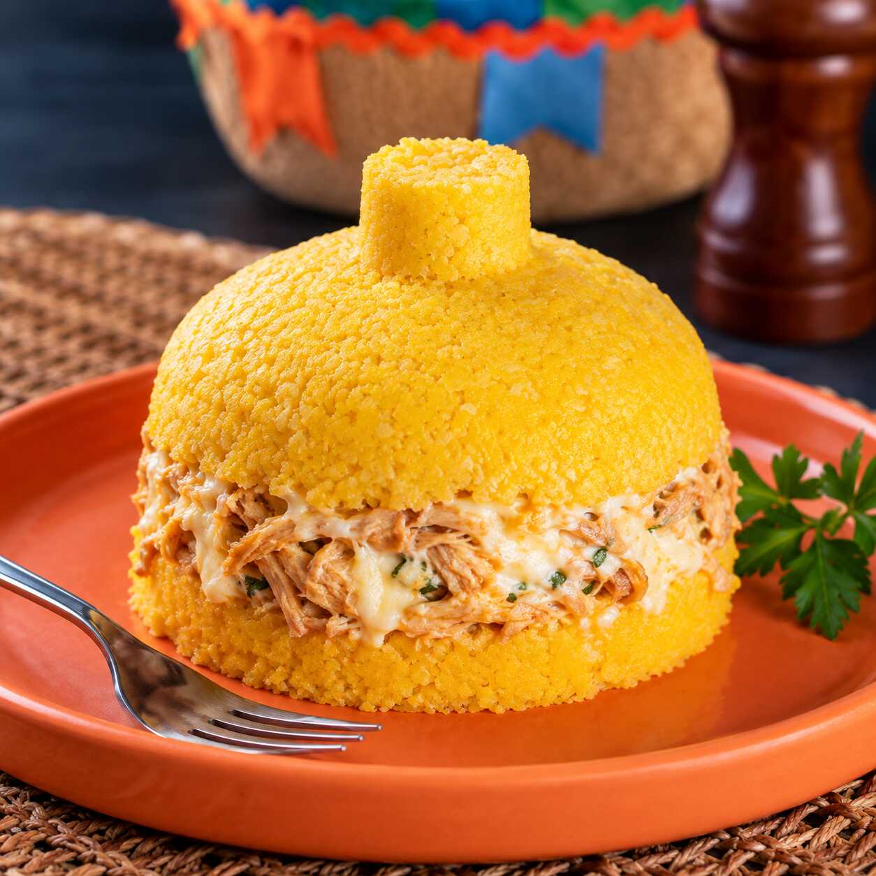 Cuscuz de Frango com Requeijão – 300g
Um cuscuz delicioso e bem recheado, preparado com frango desfiado temperado e um generoso toque de requeijão cremoso, garantindo muito sabor e cremosidade em cada garfada. Feito na hora com ingredientes selecionados, é uma opção perfeita para uma refeição prática, saborosa e irresistível.