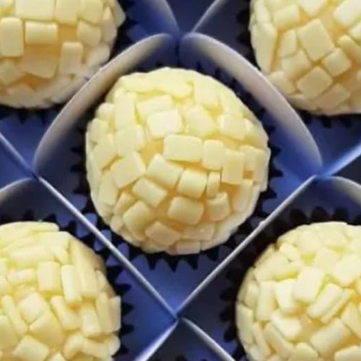 Brigadeiro do mesmo sabor enrolados em granulado de chocolate branco nobre. Peso 20 g cada