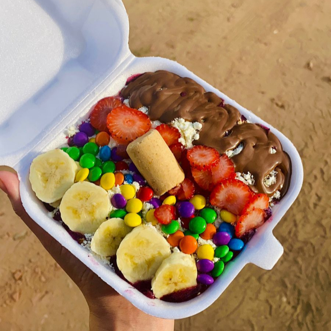 A retirada de um ou mais complementos afeta o peso final do produto. 2 pote de um açaí refrescante, acompanhado de ingredientes selecionados: leite em pó,, farinha de amendoim e granola. De frutas: banana, e morango. E para completar, o trio que faz sucesso: creme de avela, M&m . nao vem paçoca