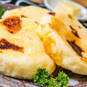 Arepas De Maíz Asadas Rellenas de Queso