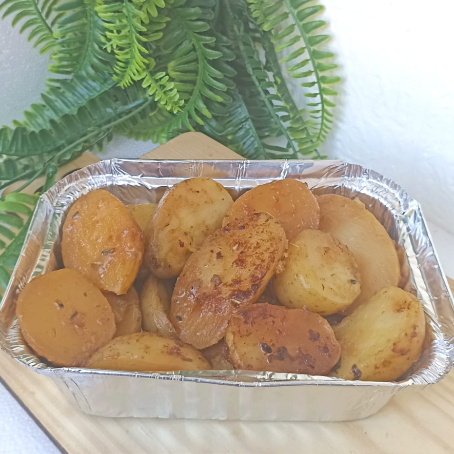 Delicie-se com nossa generosa porção de batatas assadas, o acompanhamento perfeito para o frango assado. Batatas douradas por fora, macias por dentro - a combinação ideal.