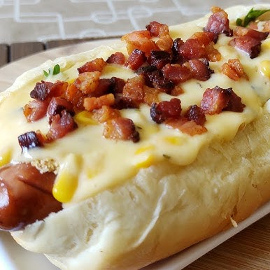 Pão, Salsicha, Milho verde, Ervilha, Vinagrete, Ketchup, Maionese, Mostarda, Pure de batata Batata palha, Catupiry e bacon