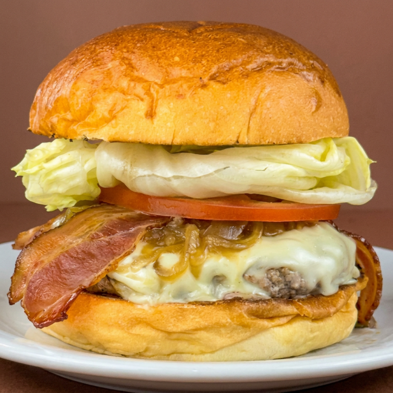 Blend de 160g, fusão de cream cheese c/ gorgonzola, bacon e cebola caramelizada