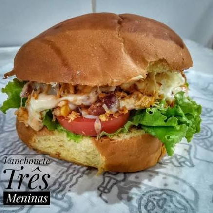 Maionese, tomate, milho, ovo, frango desfiado e queijo