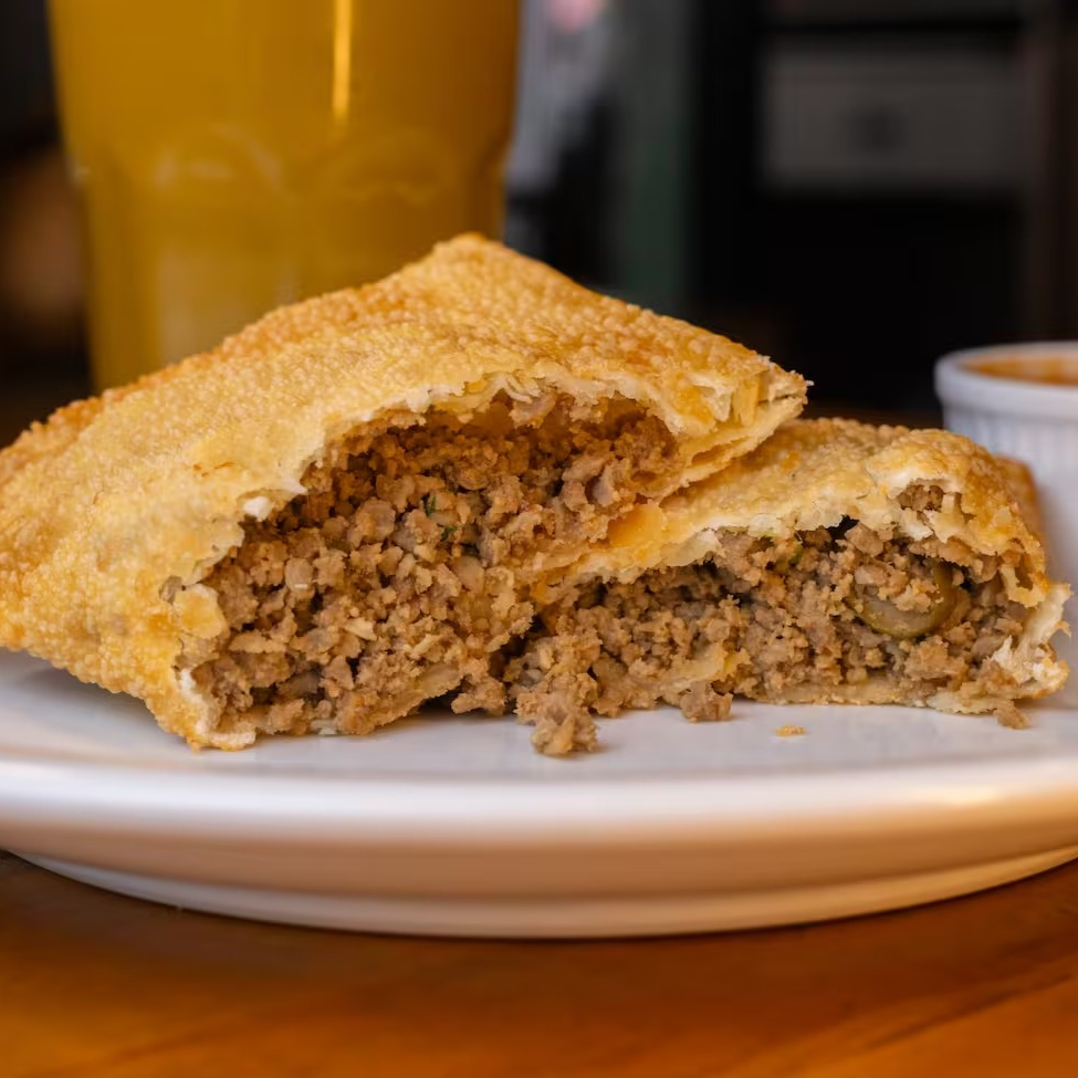 Carne moída temperada com azeitona. 1 Coca-Cola 350ml