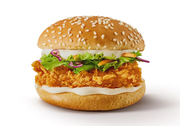 Filé de peito de frango 70g, salada e maionese defumada no pão com gergelim
