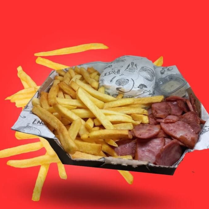 Lanche x-salada (pão de hambúrguer, hambúrguer, ketchup, mostarda, maionese, batata palha, queijo, cheddar, Catupiry, alface e tomate.), 1 porção de batata (com Catupiry, cheddar e ketchup) e 1 porção de calabresa