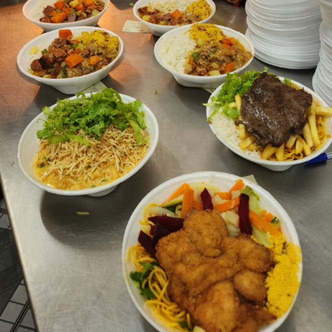 Três marmitas completas com o tempero caseiro da Sabor de Casa — perfeito para uma família pequena ou para garantir almoço, jantar e sobremesa sem repetir pedido. Sai mais em conta que pedir separado! Na etapa seguinte, adicione bebidas com preço especial exclusivo deste combo.