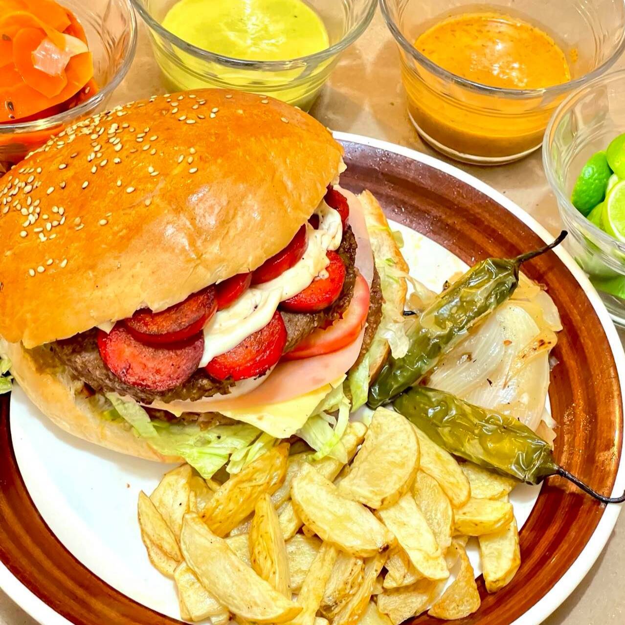 Hamburguesa Res Salchiburguer, Queso y Papas