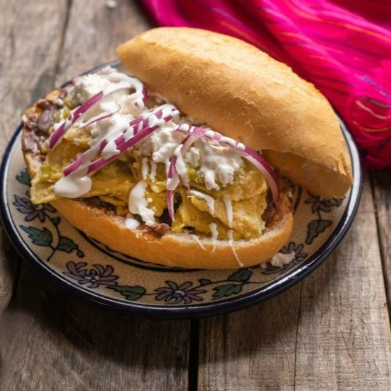 Torta de chilaquiles sencilla+bebida 410ml