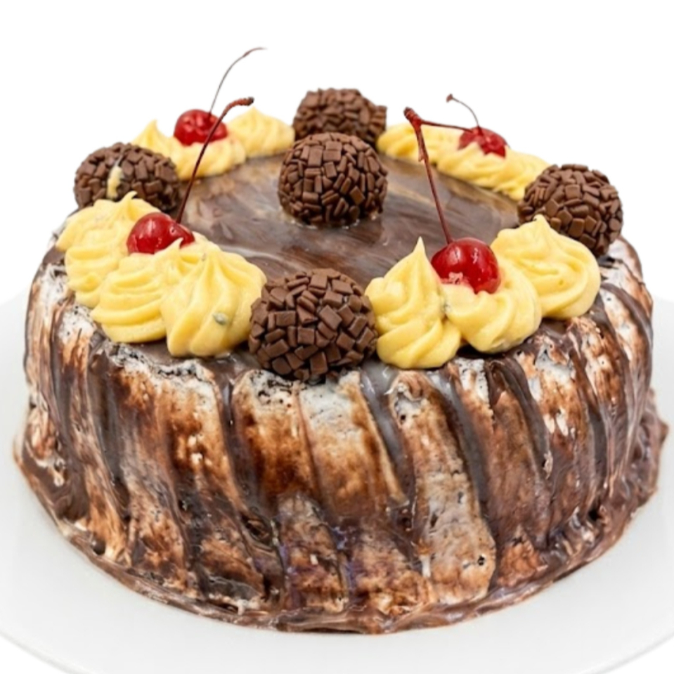 Deliciosa Fatia de bolo de chocolate, recheado de mousse de chocolate e creme de maracujá, uma combinação na medida certa