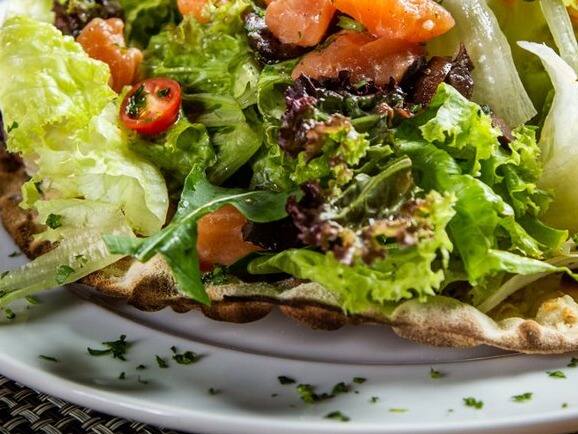 Ceviche de Salmão, alface americana, alface crespa, alface roxa, rúcula, azeitonas pretas e tomate cereja.