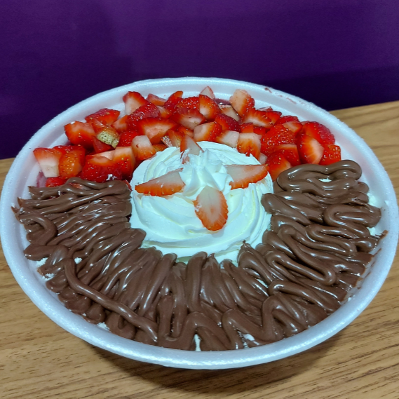 Açaí gourmet, chantilly, nutella, morango, leite ninho e cobertura de morango