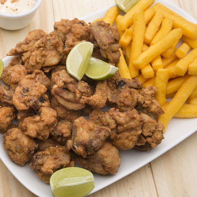 Arroz, feijão, farofa, salada do dia e frango a passarinho com polenta frita