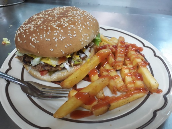 Hamburguesa con Papas y Bebida
