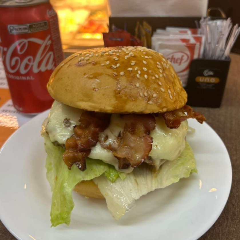 Hambúrguer suculento, pão macio, queijo e bacon crocante. Um clássico saboroso e cheio de sabor para qualquer hora.