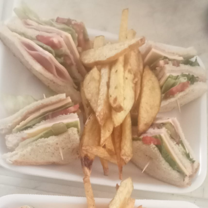 Club Sándwich con Papas a la Francesa