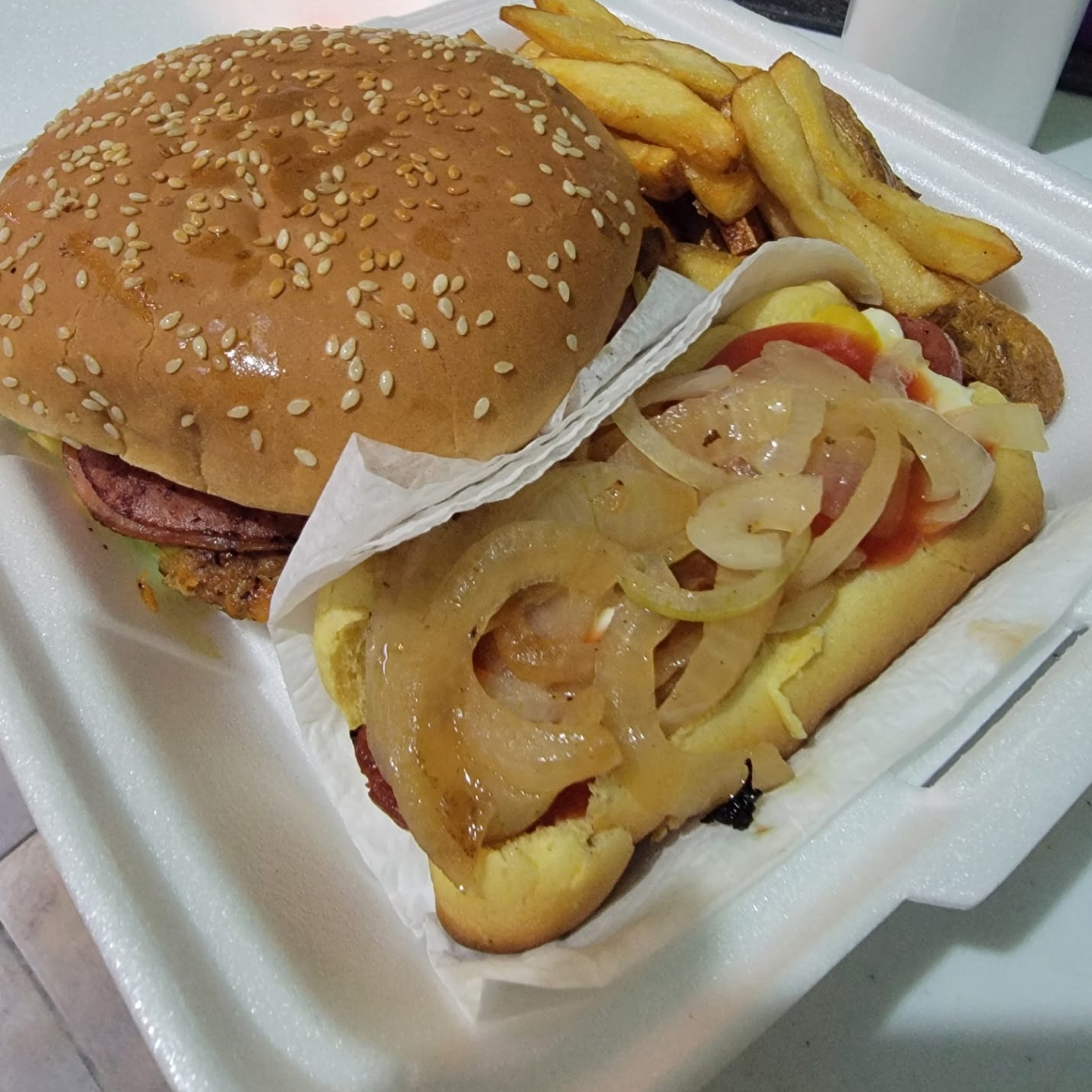 Hamburguesa Sirloin con Papas y Hot Dog