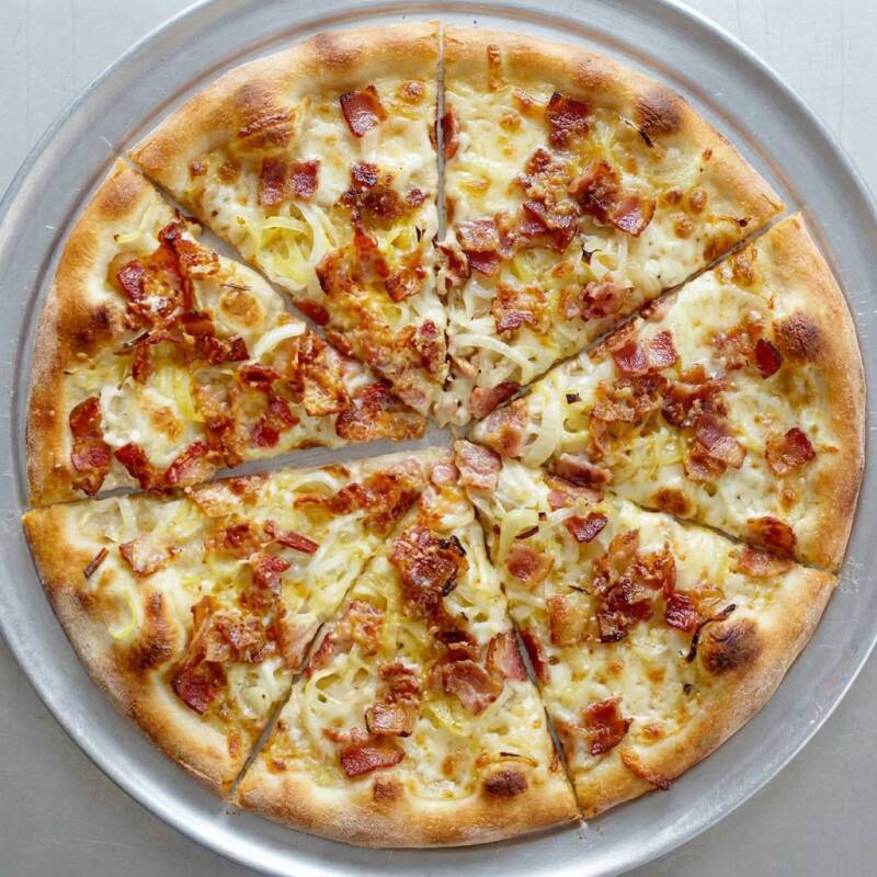Aproveite nossa pizza média promocional com 6 pedaços e sabores tradicionais irresistíveis! Massa leve, bordas douradas e muito recheio — perfeita para qualquer momento.