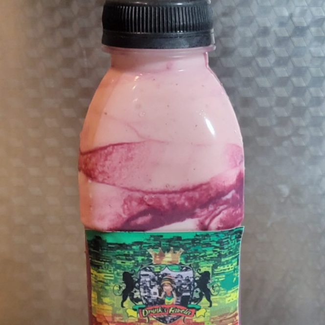 Açai batido com mousse de morango e muito leite condensado