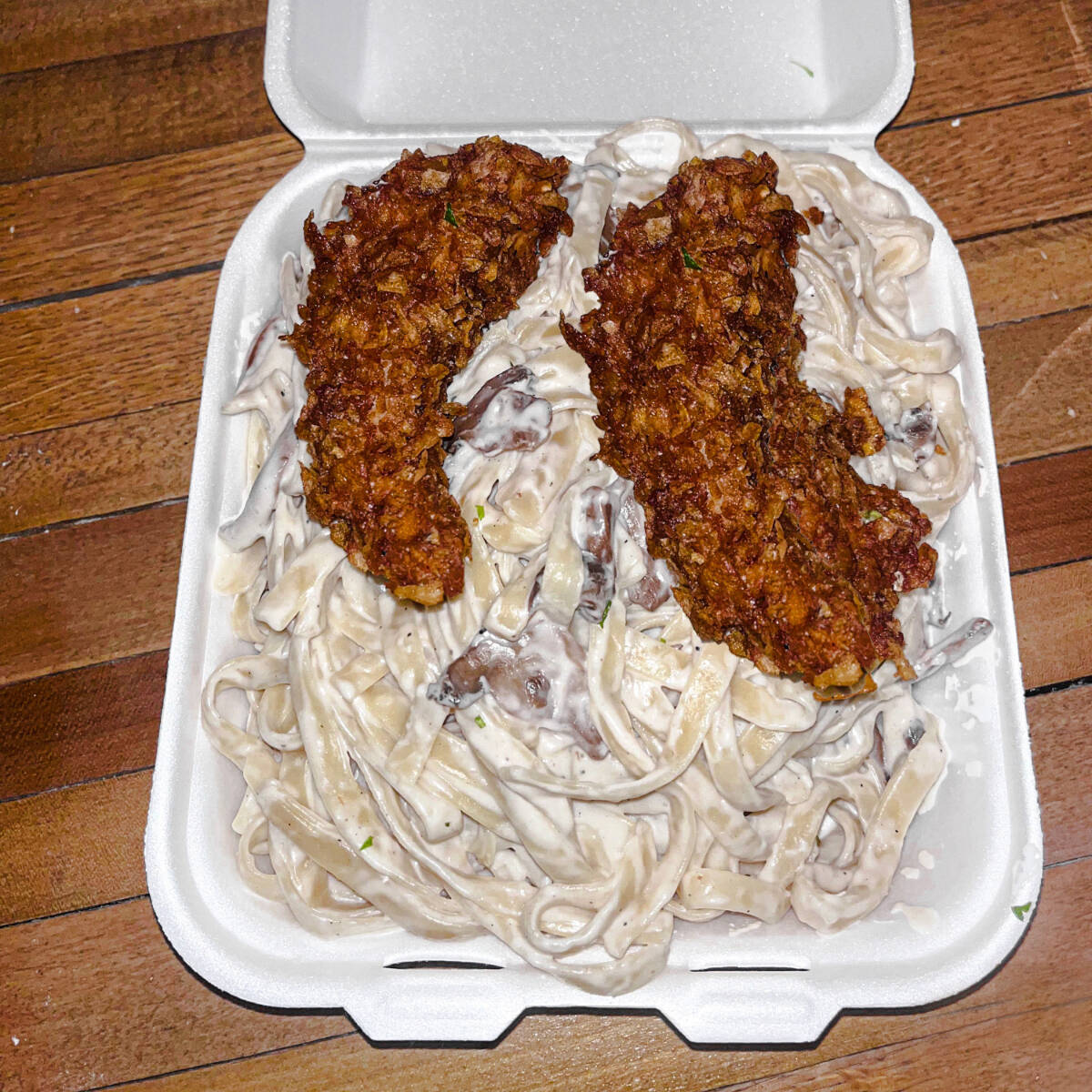 Pasta Alfredo Con Champiñon y Tiras Crispy
