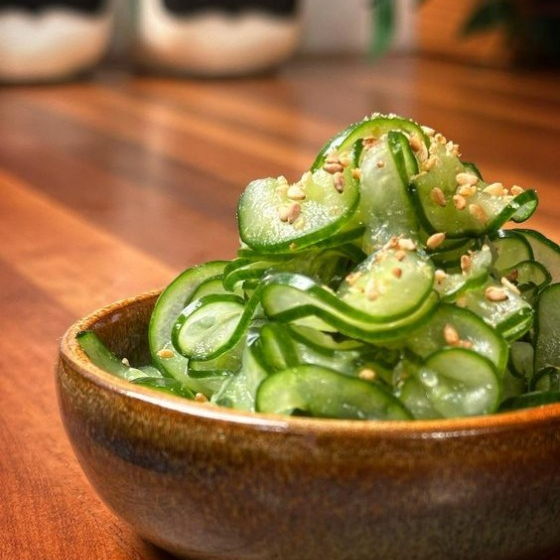 Porção de saladinha agridoce de pepinos cortados bem fininhos (140g) *produto vegano*