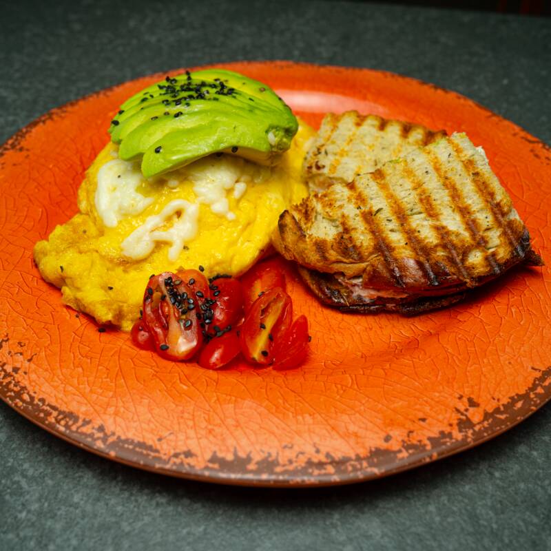 HUEVOS REVUELTOS CON PECHUGA DE PAVO