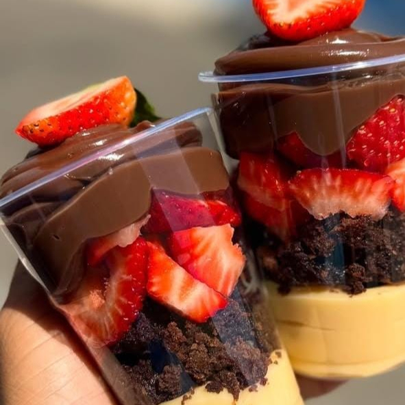 Bolo de chocolate, creme de ninho, morango e creme de chocolate 50%