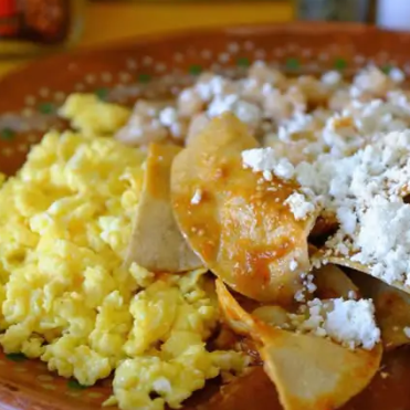 Chilaquiles Rojos con Huevo Revuelto