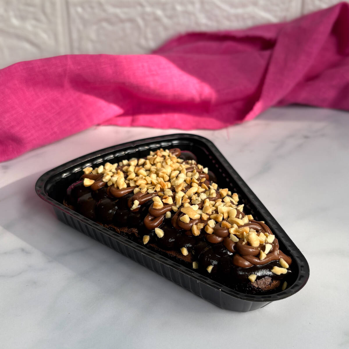 Pizza brownie recheada com chocolate preto 50% cacau, fios de Nutella e amendoim