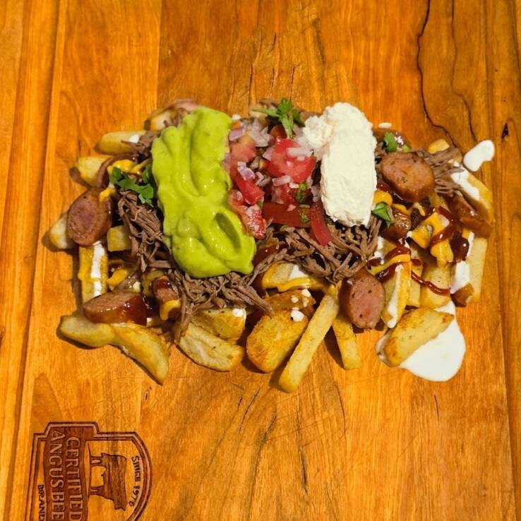 Salchipapa de Carne Desmechada