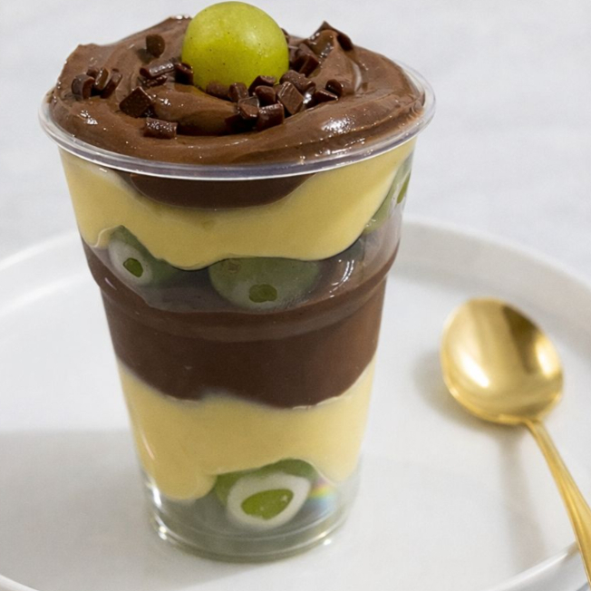Camadas generosas de creme de Ninho bem cremoso, uvas verdes frescas, brigadeiro de chocolate 50%, trazendo o equilíbrio perfeito entre o doce e o frescor da fruta. Uma sobremesa irresistível, feita para matar a vontade de doce a qualquer hora do dia! 💖
