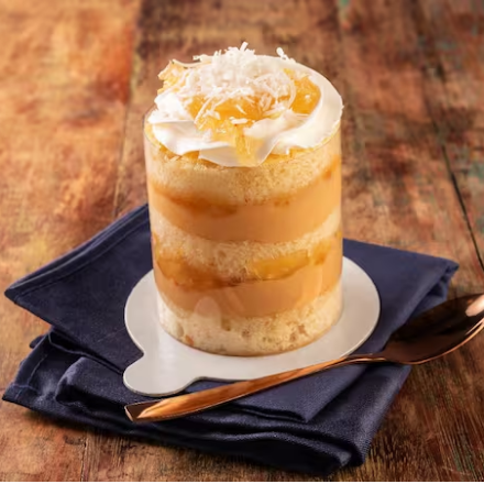 Massa branca molhadinha, com duas camadas de recheio de beijinho de coco e geleia de abacaxi finalizado com chantinhinho geleia de abacaxi e coco ralado bolo com 7,5 cm diâmetro