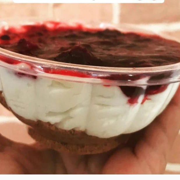 Uma sobremesa equilibrada e cheia de sabor! Começa com uma farofinha de biscoito com canela super crocante, que traz textura e aroma na medida certa. O recheio é um cream cheese extremamente cremoso, suave e delicado. Para finalizar, uma geleia caseira artesanal de frutas vermelhas, levemente azedinha e cheia de sabor, que harmoniza perfeitamente com a base e o creme. Um clássico sofisticado que encanta a cada colherada! Tamanho 250ml