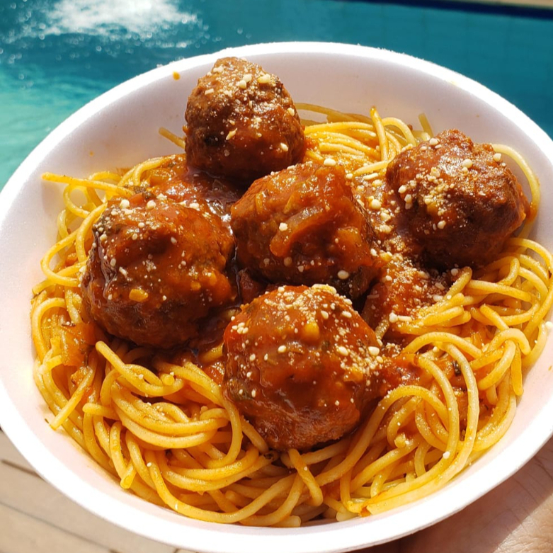 Nossa massa de spaquetti com belas almôndegas fazem sucesso.